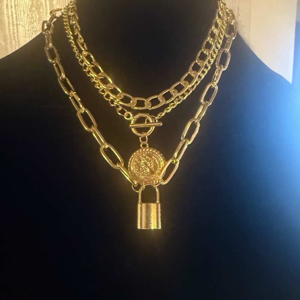 Elegant Gold Chain Necklace with Padlock Pendant